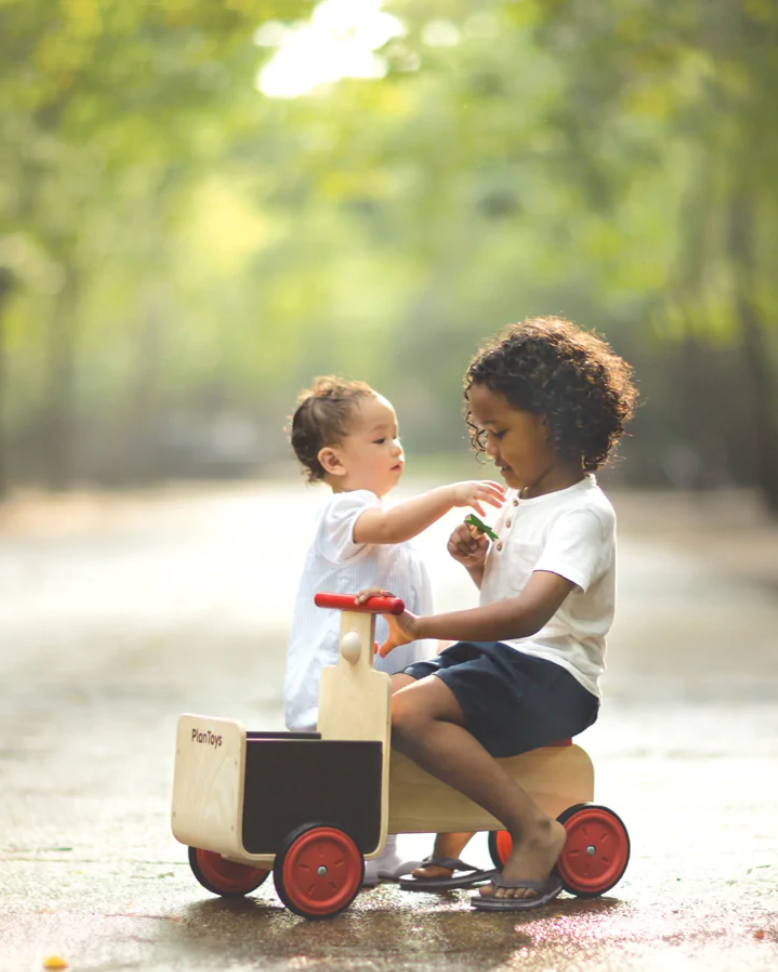 PLANTOYS Rutschauto mit Lieferkorb PlanToys