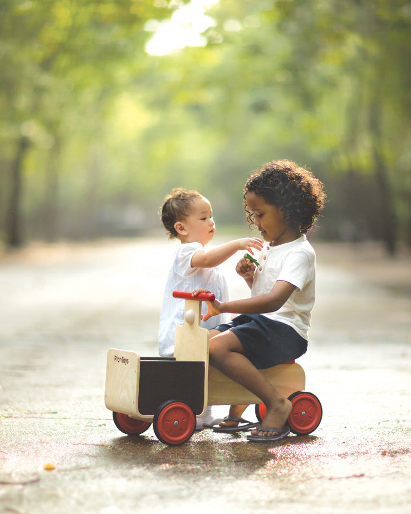 PLANTOYS Rutschauto mit Lieferkorb PlanToys
